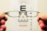 Éleslátást biztosító szemüveg – így számolható el, amikor nem csak a kötelező minimumot adja a munkáltató