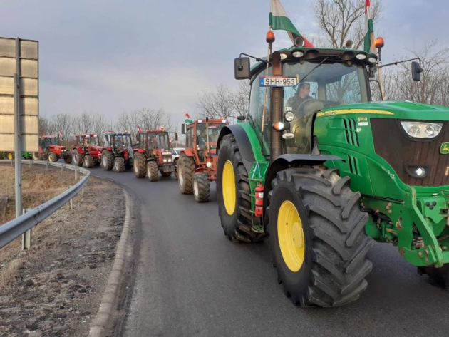 Traktorok tucatjai zárják el az Ukrajnába vezető utat Záhonynál + VIDEÓK