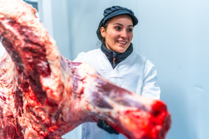 „A kezem begyulladt, de nem mertem szólni” – Julianna a húsüzemből