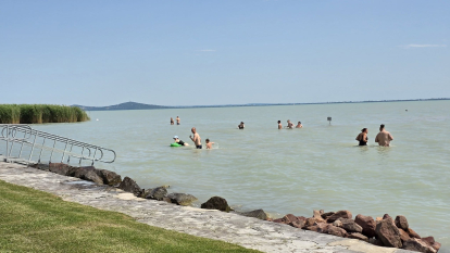 Fürdőruha. Nap. Szabadság. Ennyi kell csak