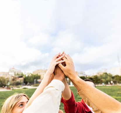 Tartozni valahová – A közösség ereje a munka világában