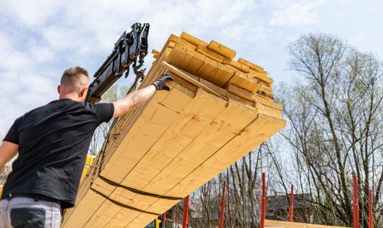 „Éjszakák a fűrészporban” – Máté, a fűrészüzemi gépkezelő
