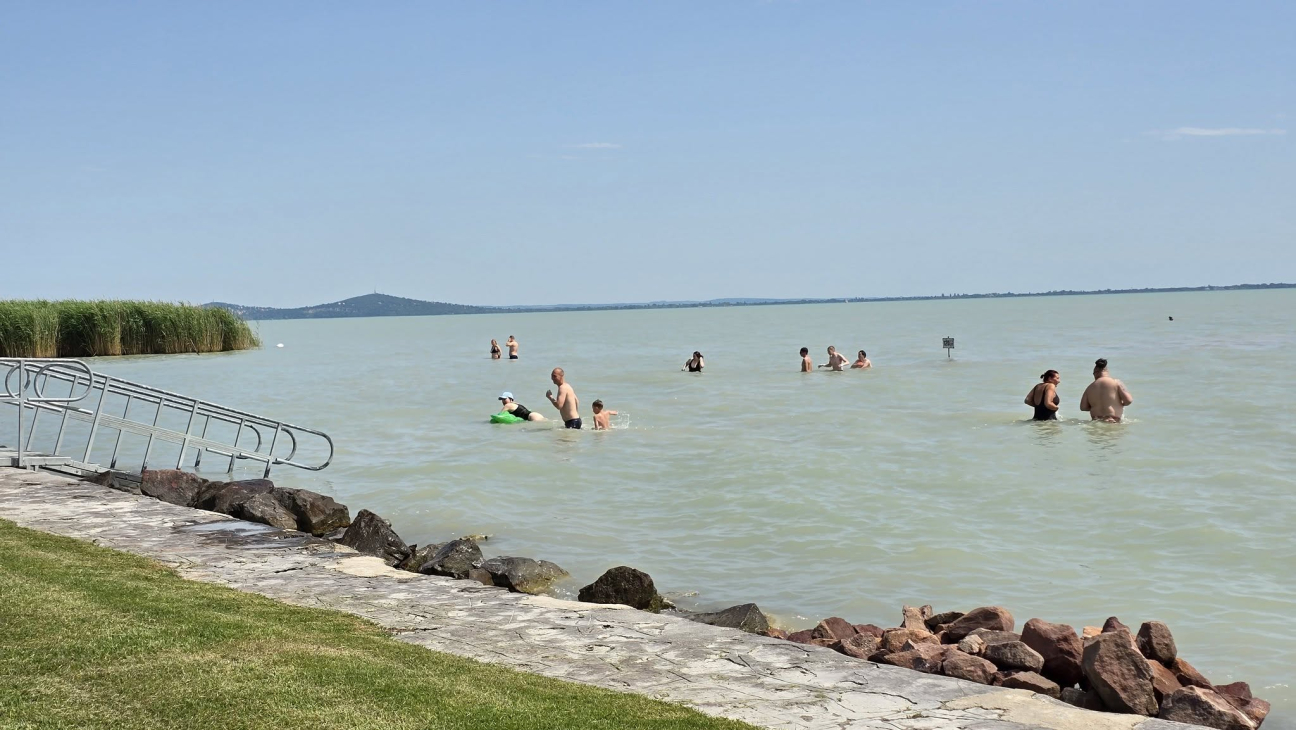 Fürdőruha. Nap. Szabadság. Ennyi kell csak