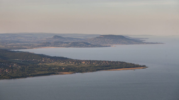 Olcsó telkekkel nyitna utcát a fiataloknak egy Balaton-parti település