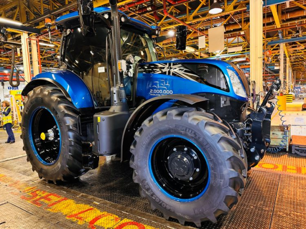 Kigördült a kétmilliomodik traktor a New Holland gyárából!