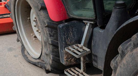 Sokkoló baleset: a traktor leszakította a felsővezetéket