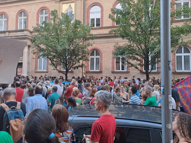 Tüntettek a Madách Imre Gimnázium előtt a kirúgott igazgató miatt