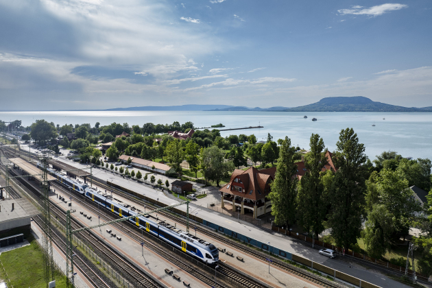 Az utószezonban is sűrűbben járnak a vonatok a Balatonhoz