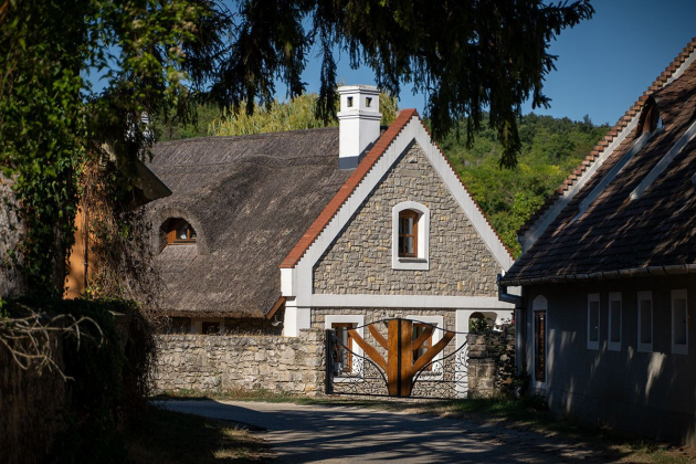 Mesebeli, rejtett falu a Balaton-felvidéken, ahol jéghideg forrás fakad