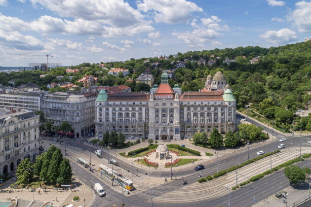 Elindult a Hotel Gellért felújítása, nem rontja majd toronydaru a város látképét