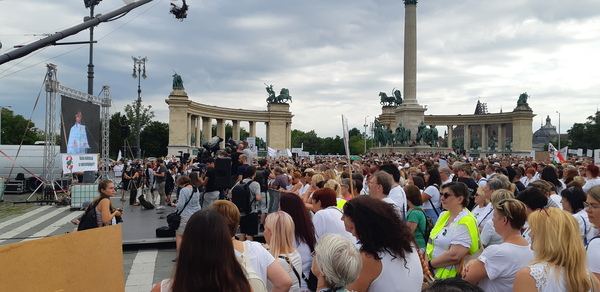 Demonstráltak az egészségügyi szakdolgozók