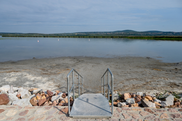 Elriasztja a vendégeket a drámaian apadó Velencei-tó