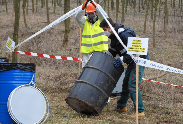 Két év alatt közel 20 tonnányi illegális szemetet szállítottak el erdeinkből