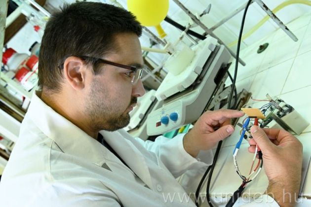 Megtalálták a lítium-akkumulátorok alternatíváját a Debreceni Egyetem kutatói