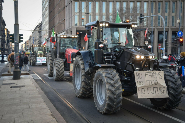Traktorokkal vették körbe a gazdák Rómát