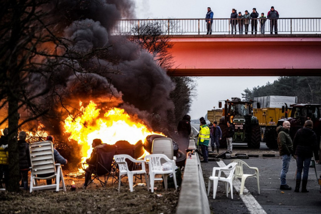 Szénabálákat égettek a tüntető gazdák Hollandiában