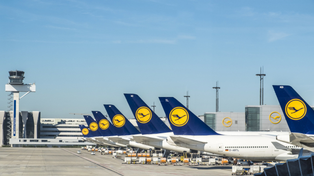 A járatai 90 százalékát törölte a Lufthansa öt németországi repülőtéren